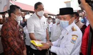 al haris saat tinjau pasar al haris saat tinjau pasar