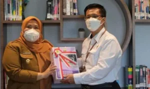 Masnah Serahkan LKPD Masnah Serahkan LKPD