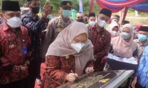 Resmikan Gedung Olahraga Resmikan Gedung Olahraga