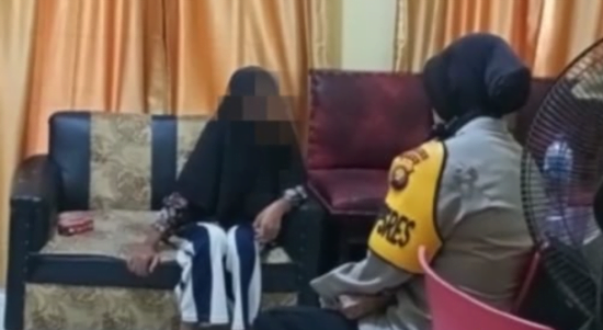 ibu muda bacok ibu muda bacok