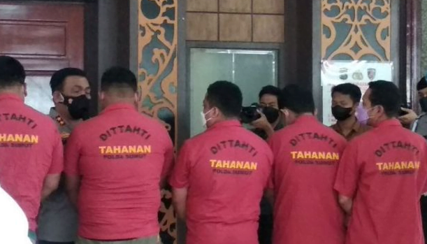 tersangka krangkeng manusia tersangka krangkeng manusia