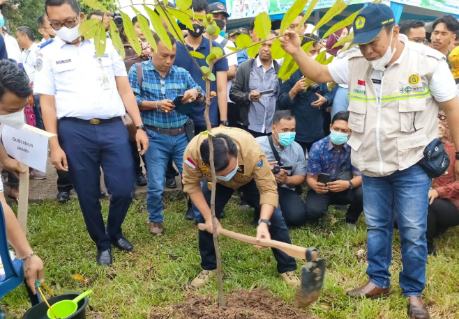 al haris tanam pohon al haris tanam pohon