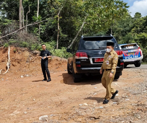 al haris tinjau jalan batubara al haris tinjau jalan batubara
