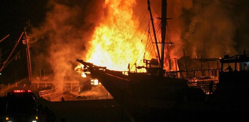 kapal kargo terbakar kapal kargo terbakar