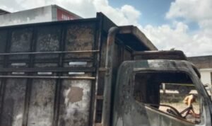 mobil hangus mobil hangus