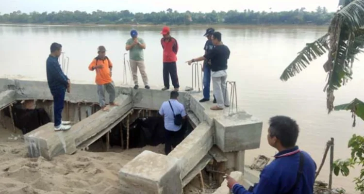 proyek turap di Batanghari